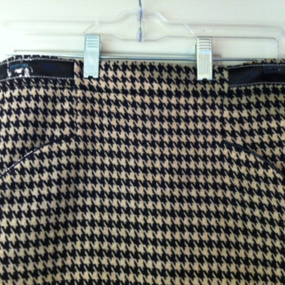 🎈Host Pick🎈Houndstooth Pencil Skirt with Black Patent trim - Picture 2 of 4